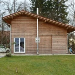 Edelstahlschornstein Bausatz Ø 150 Mm - Doppelwandig - Jeremias DW-Silver -Schornstein Fachhandel Verkäufe Schornstein DW Silver vor Holzfassade Komplettansicht 1600x1600 3