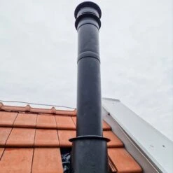 Edelstahlschornstein Doppelwandig Ø 200 Mm Bausatz - Jeremias DW-BLACK 10 Edelstahlschornstein Doppelwandig Ø 200 Mm Bausatz - Jeremias DW-BLACK -Schornstein Fachhandel Verkäufe jeremias dw black ambient 1 1600x1600